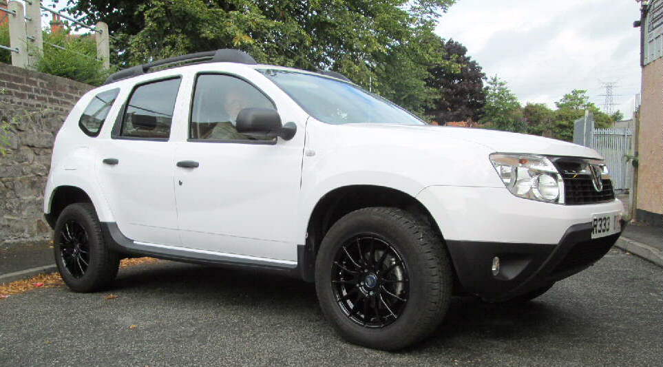 16" Fox FX004 Black Aloys on Dacia Duster