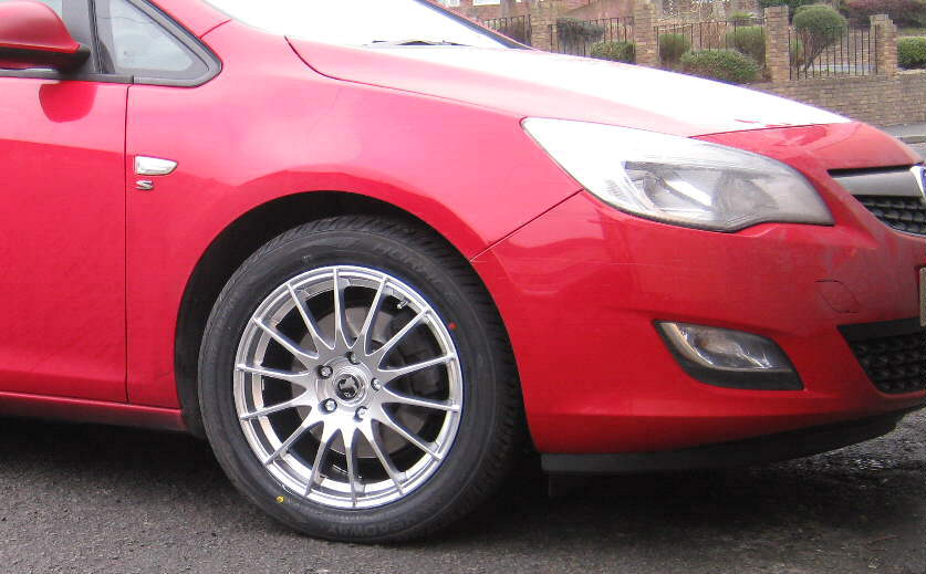 17" Fox FX004 silver Alloys + 225.50.17 tyre on Astra