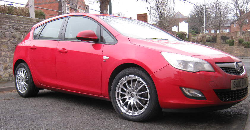 17" Fox FX004 Silver and 225.50.17 tyres on Astra