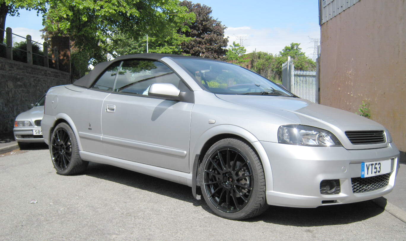 18" Fox FX004 Black Alloys on Astra