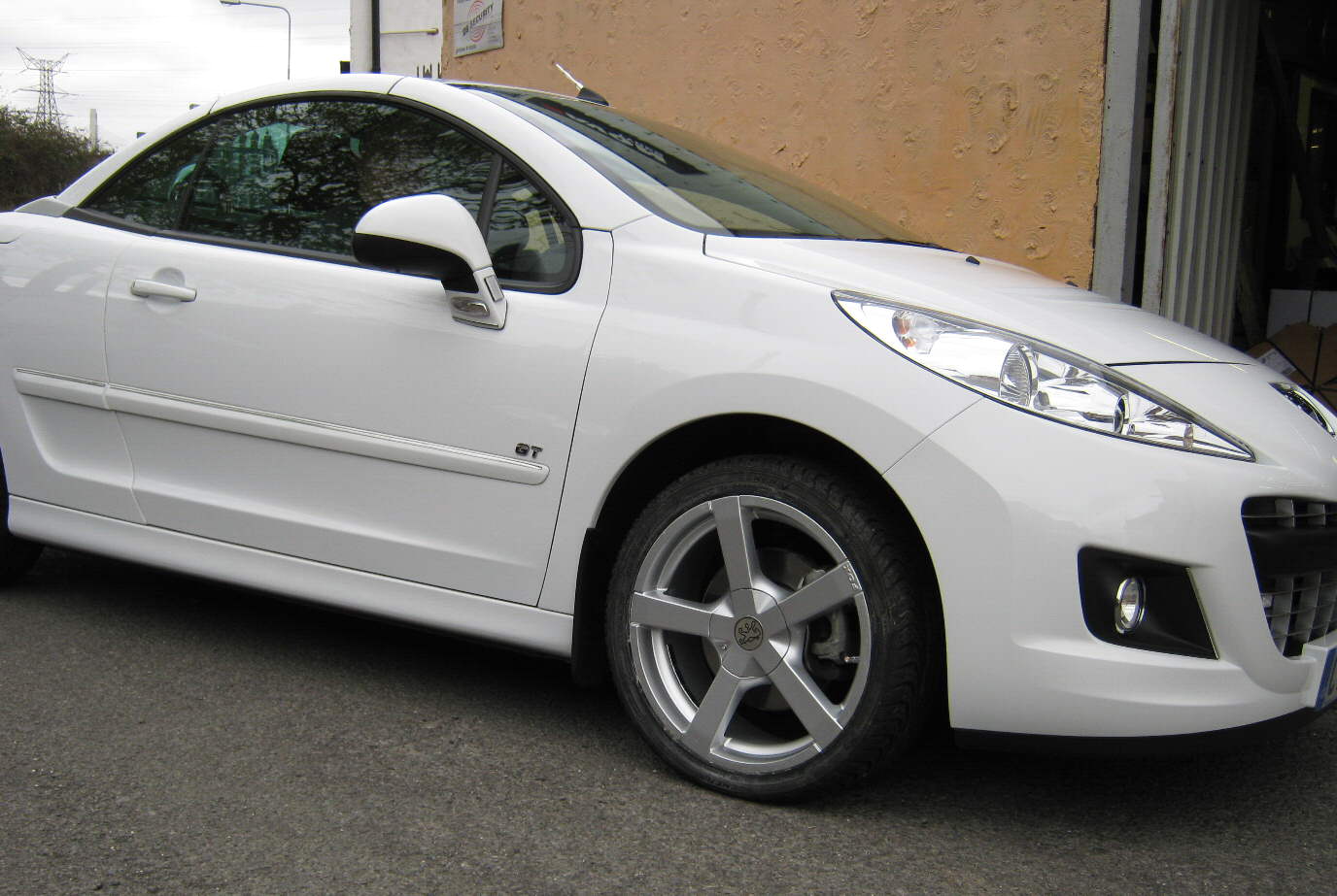 17" Fox FX1 Alloys + 215.40.17 tyres on Peugeot 307