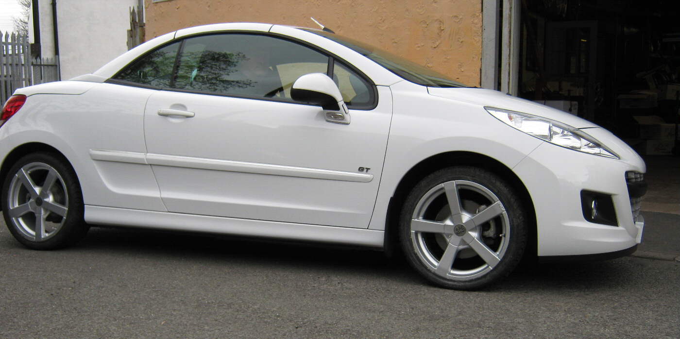 17" Fox FX1 Alloys + 215.40.17 tyres on Peugeot 307